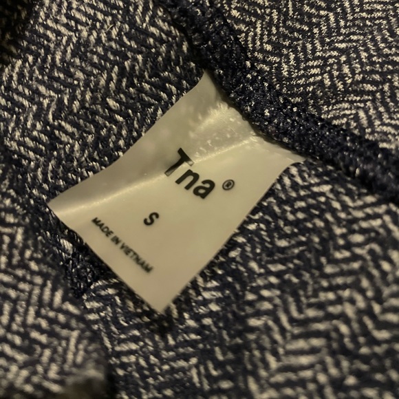 TNA Aritzia atmosphere leggings , never worn. - Picture 2 of 2